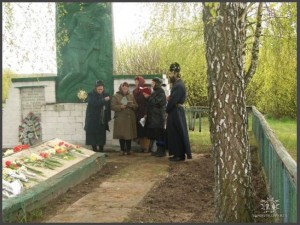 Панихида на братской могиле по павшим односельчанам. (фото Г.Тарнавского)