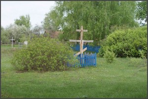 Крест на месте где стояла церковь, которую сожгли Советские войска при освобождении села в 1943 году. Предполагается на этом же месте начать строительство новой церкви для сельских прихожан. (фото Г.Тарнавского)
