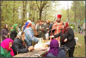 Радоница! Молитва на кладбище. 2011 год. (фото Г.Тарнавского)